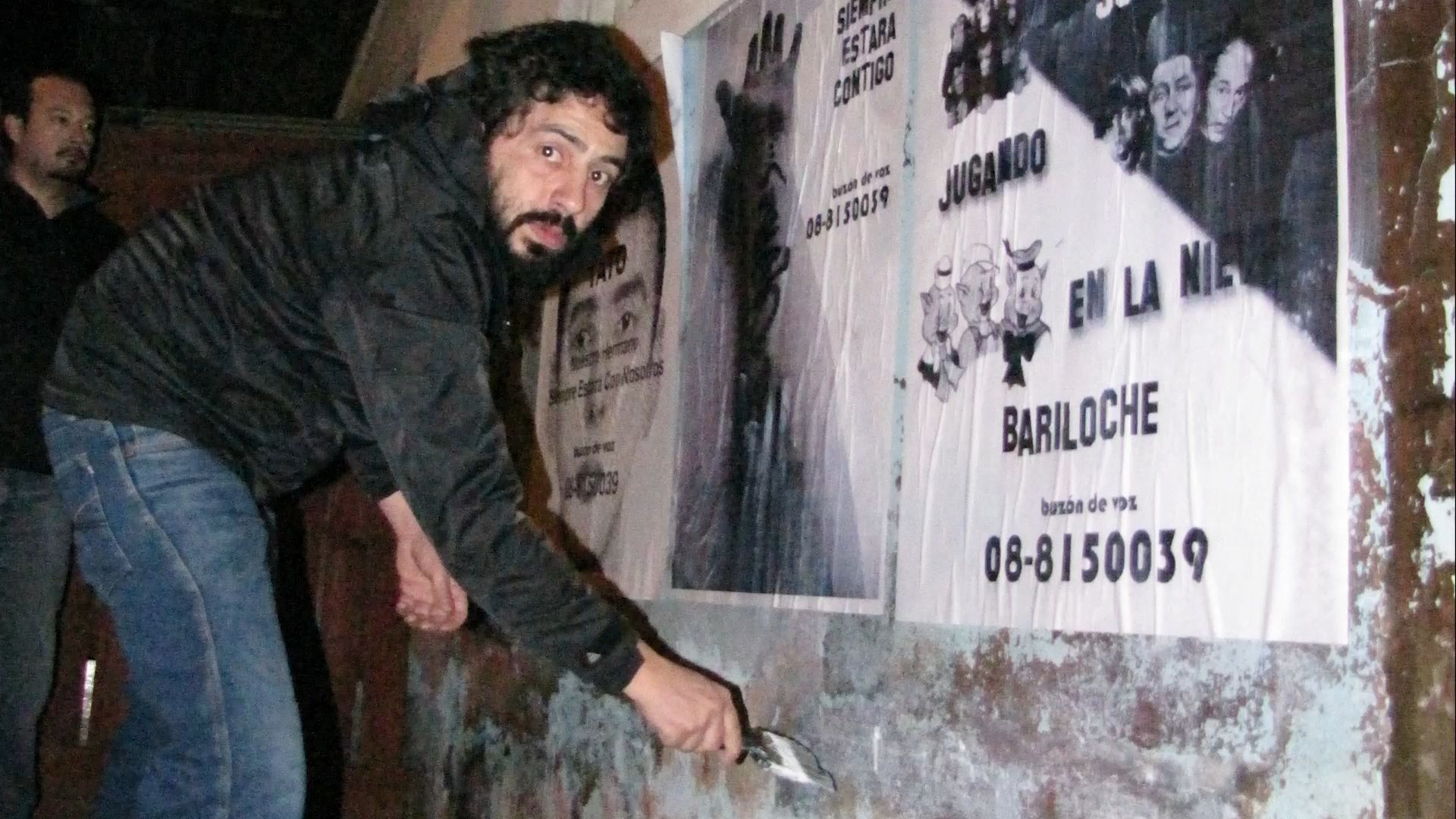 Demanda por pegar afiches